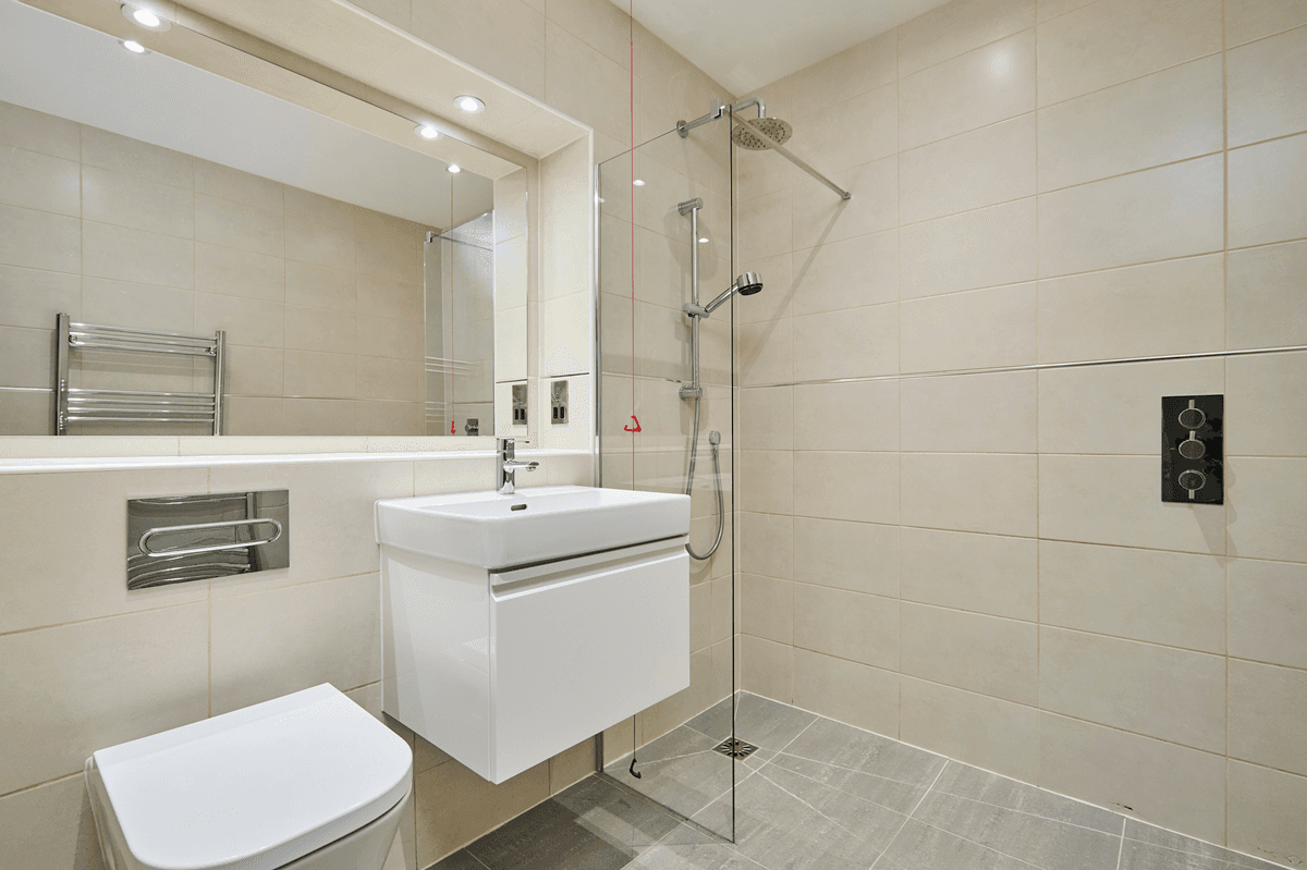 The Red House Apartment 8 Bathroom