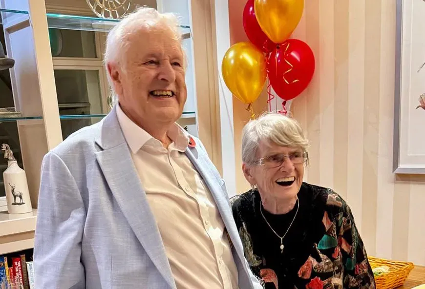 The two peoples birthday smiling