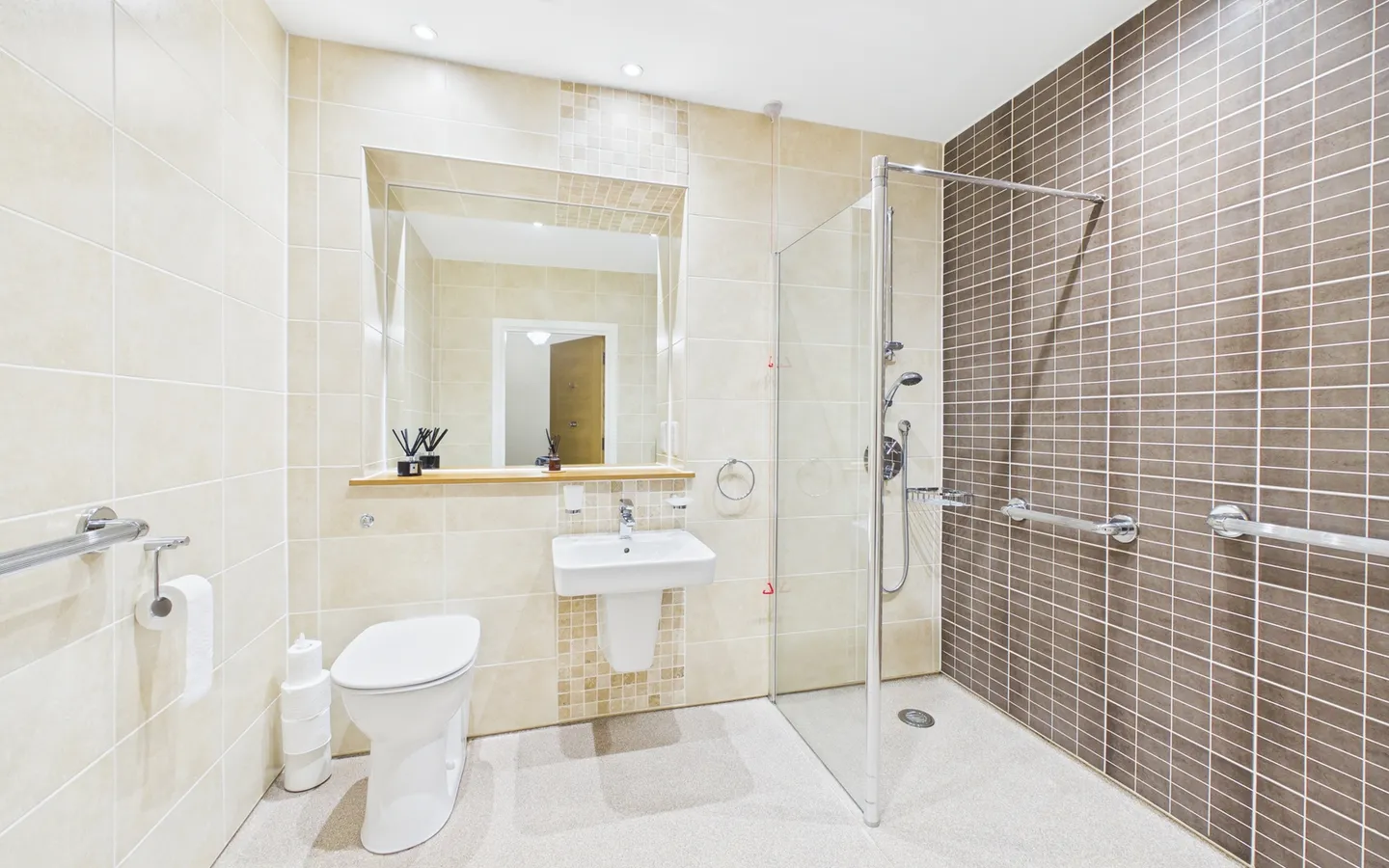 Boughton Hall, Cheshire Apt 10 Bathroom