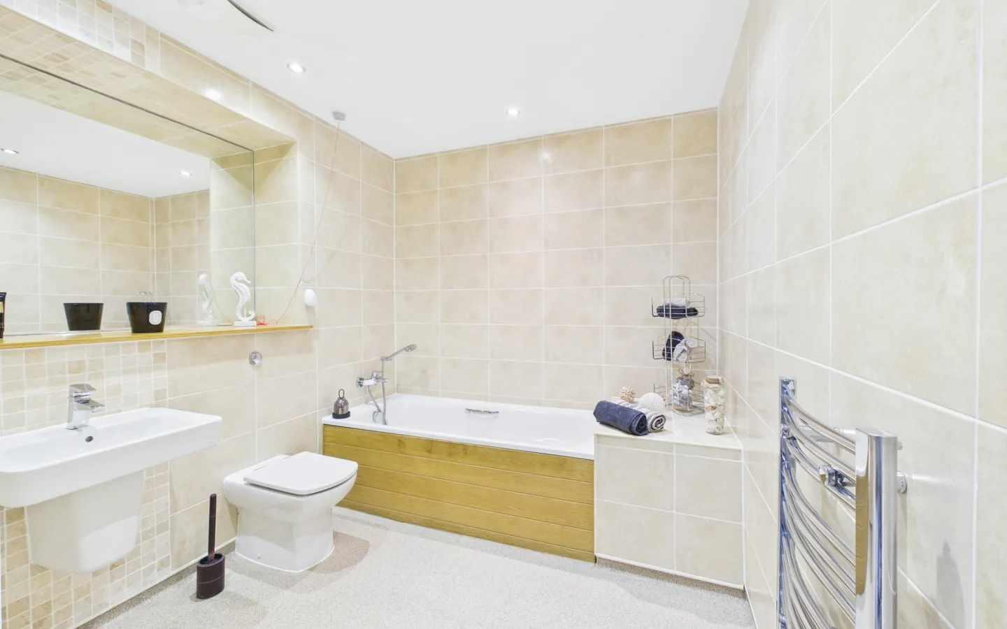 Separate bathroom in Apartment 65, Boughton Hall