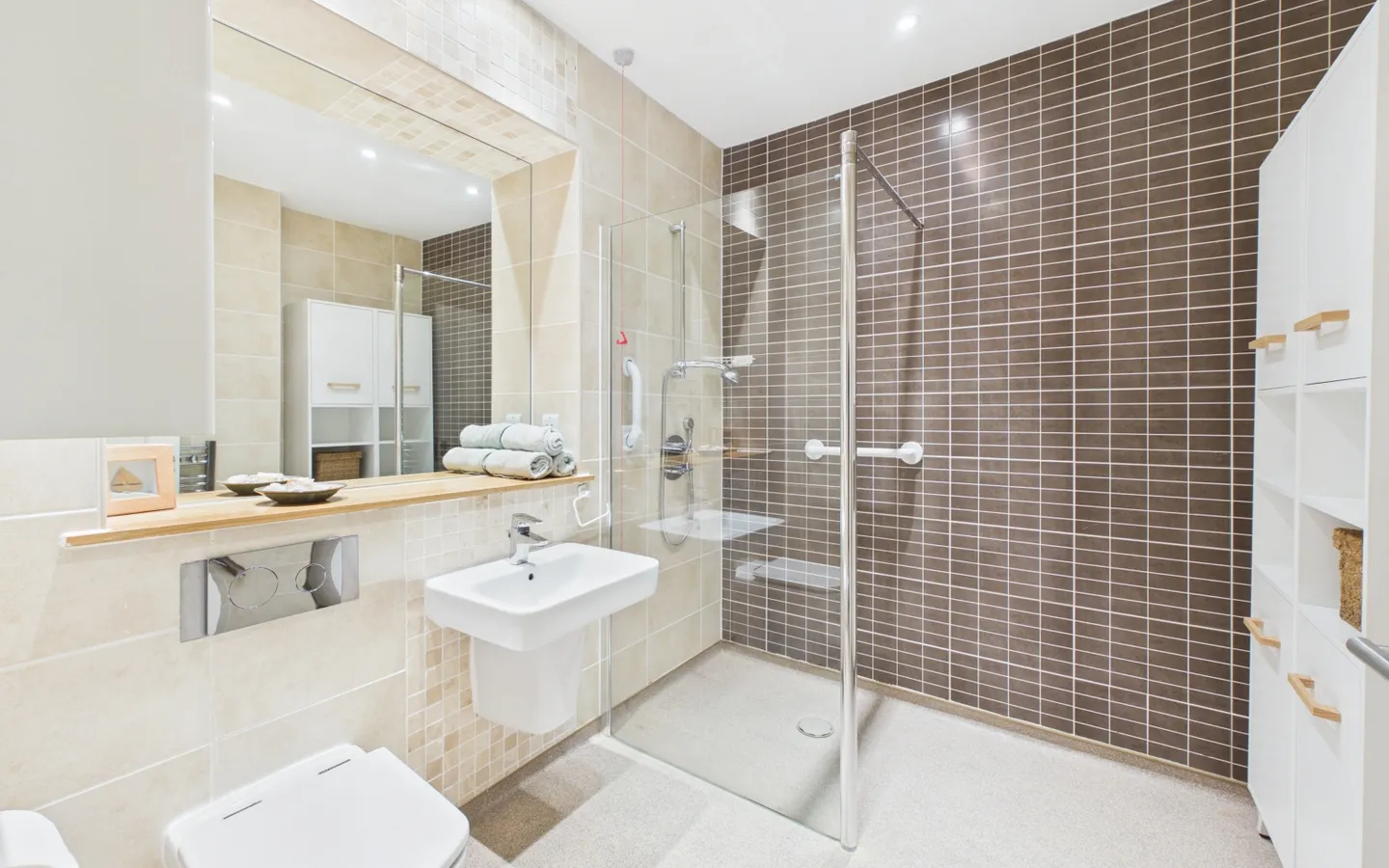 Apartment 6 - Boughton Hall - Bathroom