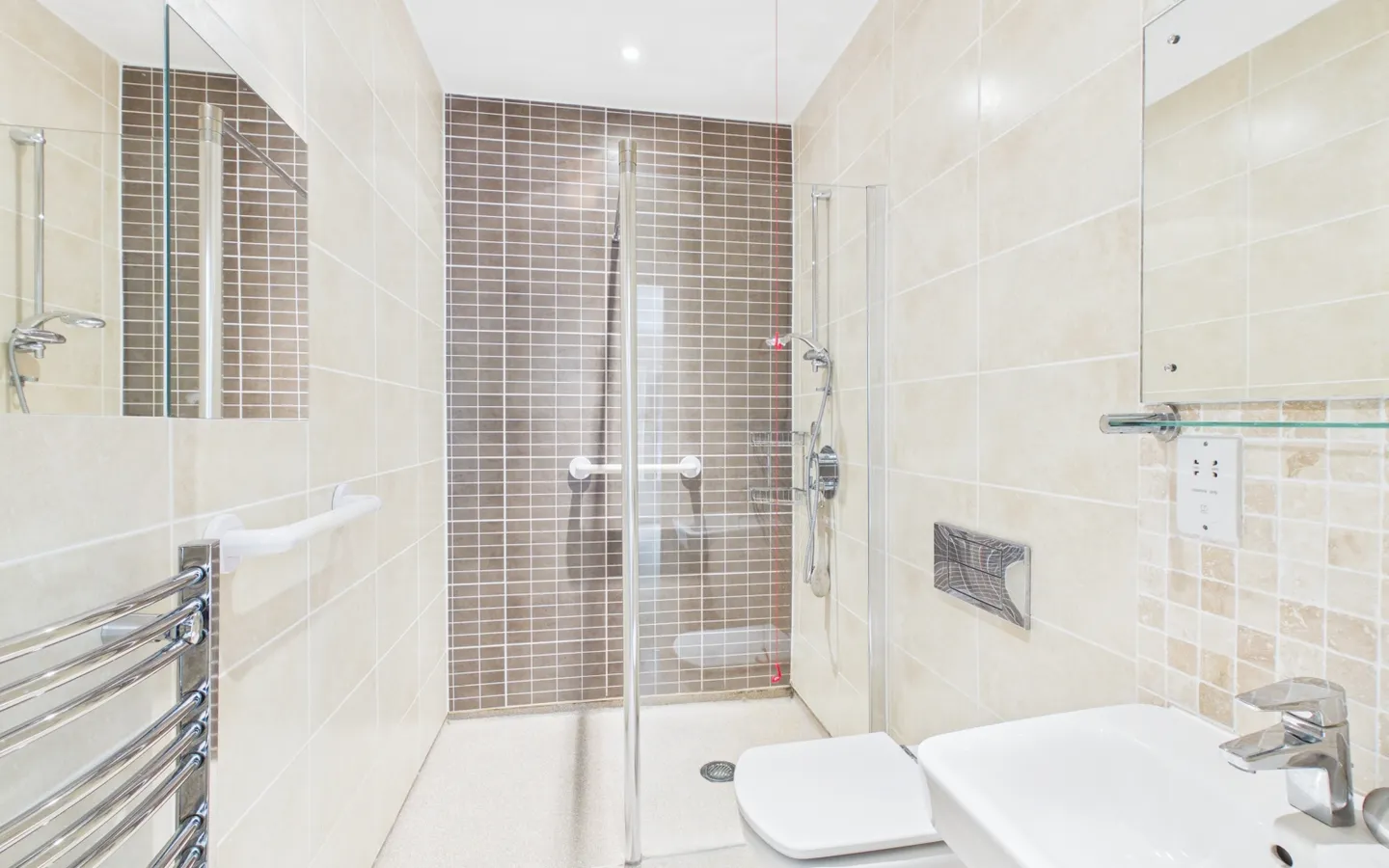 Apartment 26, Boughton Hall, en-suite shower room