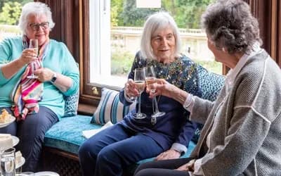People enjoying prosecco